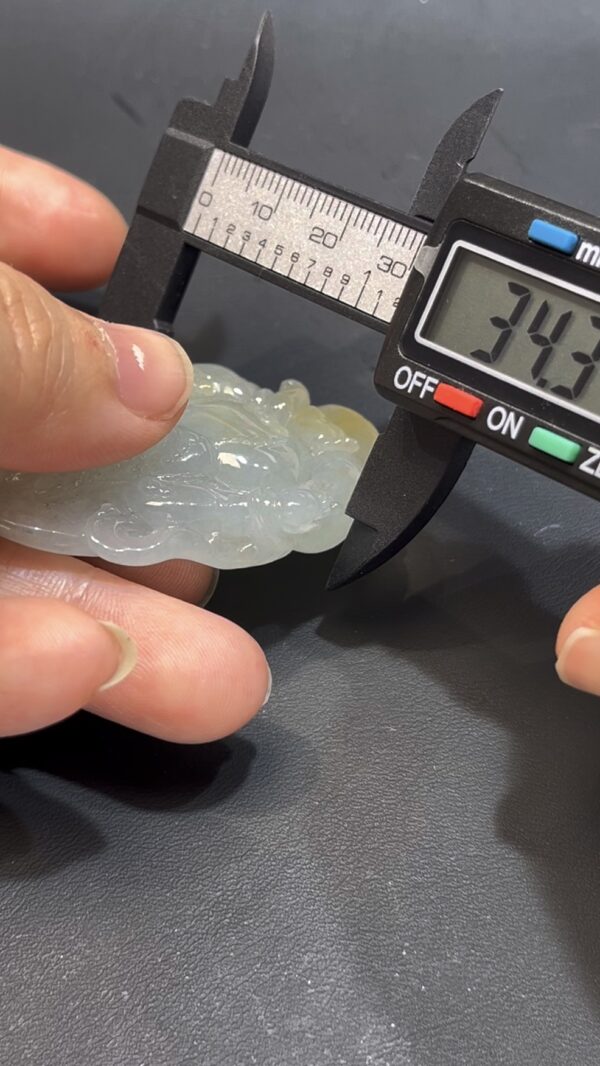 編號#653 翡翠黃財神吊墜｜細膩玉料｜元寶法器設計｜限量雕刻藝術品 - Image 8