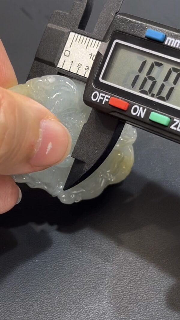 編號#653 翡翠黃財神吊墜｜細膩玉料｜元寶法器設計｜限量雕刻藝術品 - Image 9