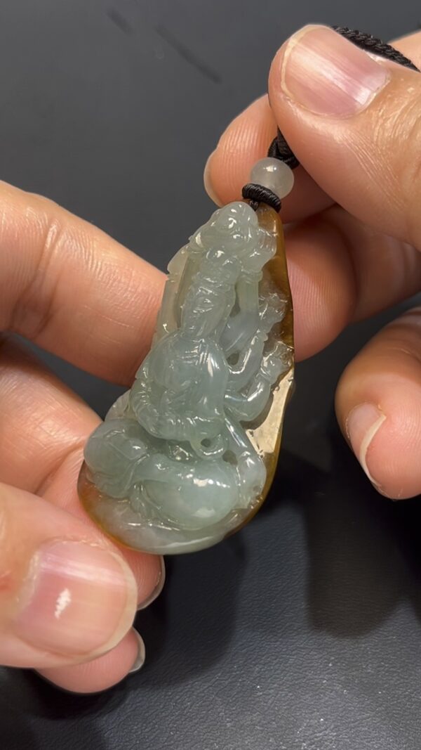 翡翠千手觀音吊墜 編號#655｜立體雕刻造型｜天然黃皮特色｜慈悲守護 收藏首選 - Image 3