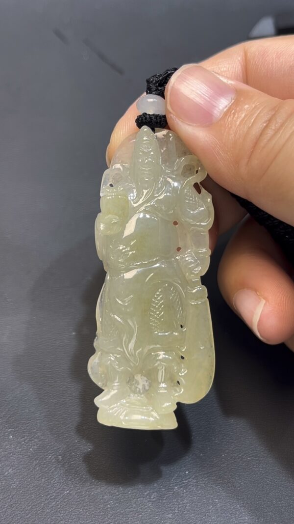 翡翠關公吊墜 編號#655｜立體雕刻造型｜天然淺黃特色｜忠義守護 收藏首選 - Image 3