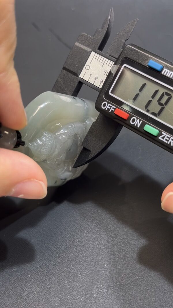 翡翠黃財神吊墜 編號#662 厚裝雕刻 正裝神態 招財守護 收藏首選 - Image 6