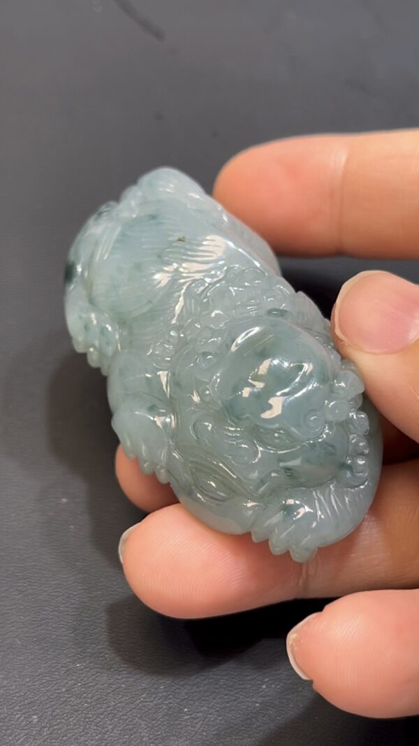 翡翠獅子手玩件 編號#665｜飄藍花紋理｜厚裝雕刻 題材獨特 收藏首選 - Image 2