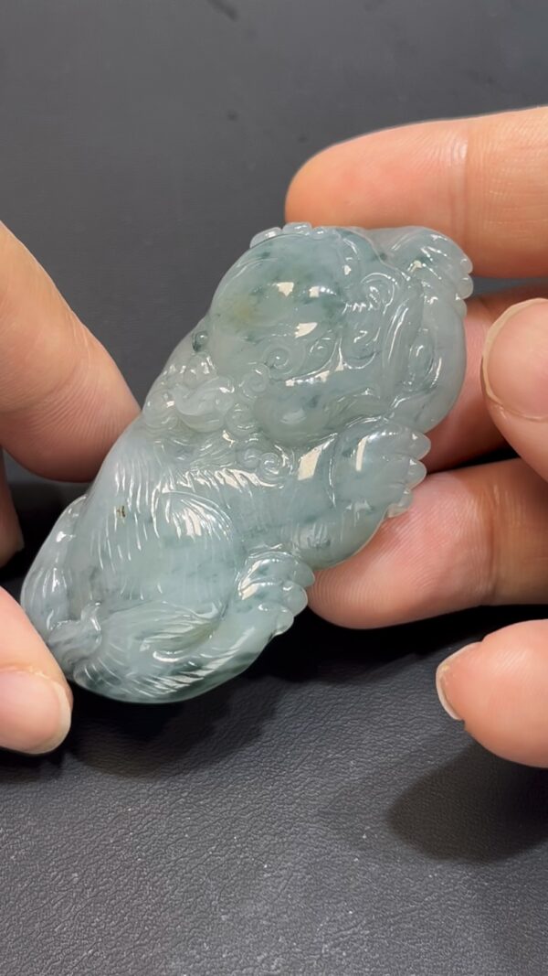 翡翠獅子手玩件 編號#665｜飄藍花紋理｜厚裝雕刻 題材獨特 收藏首選 - Image 5
