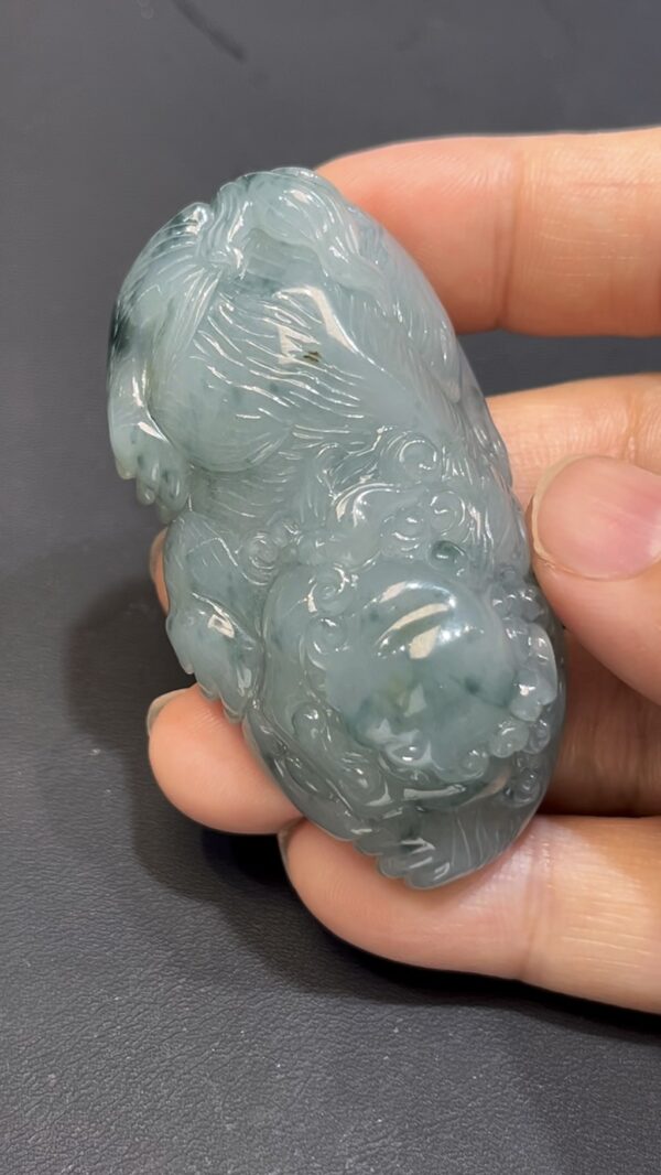 翡翠獅子手玩件 編號#665｜飄藍花紋理｜厚裝雕刻 題材獨特 收藏首選 - Image 7