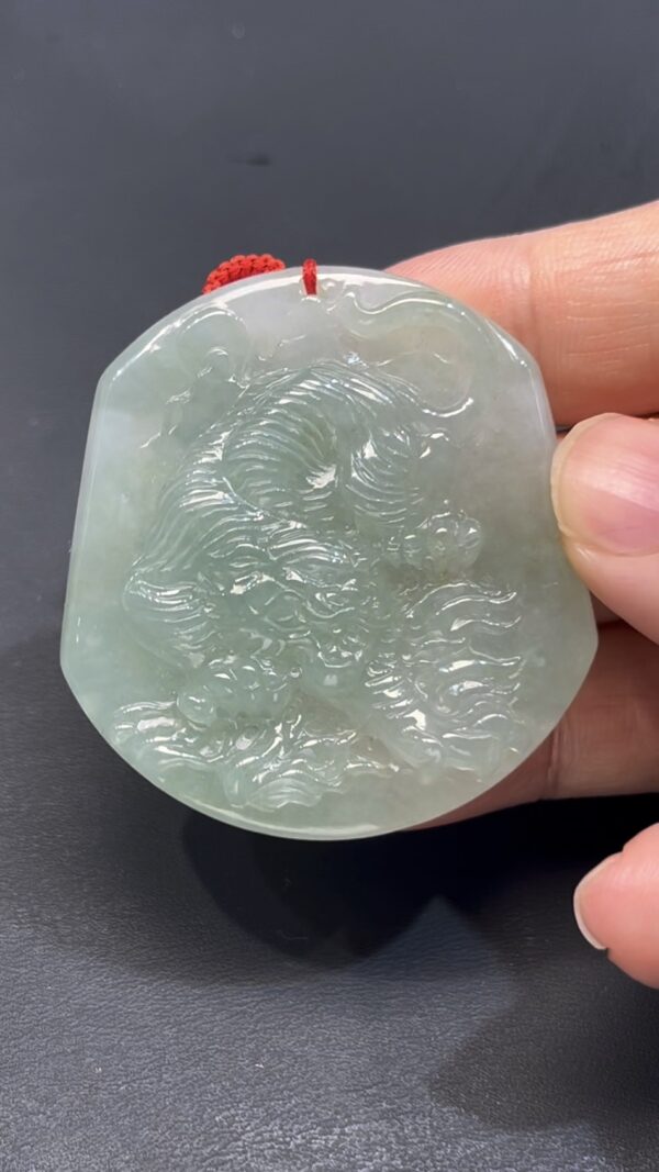 翡翠下山虎吊墜 編號#673｜厚裝雕刻 氣場十足｜天然玉料 收藏首選 - Image 5