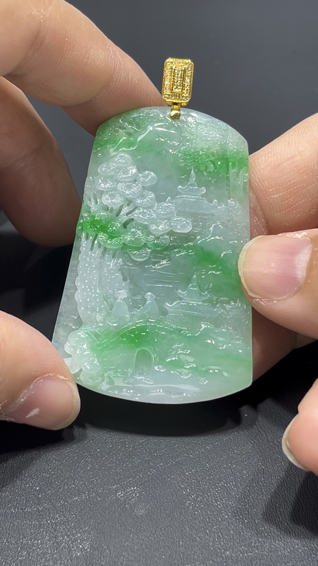 翡翠 高氷種 山水牌 精工神仏彫刻 長方形 明緑白透明石 水頭良好 手彫 贈答用 翡翠 高氷種 山水牌 精工神仏彫刻 長方形 明緑白透明石 水頭
