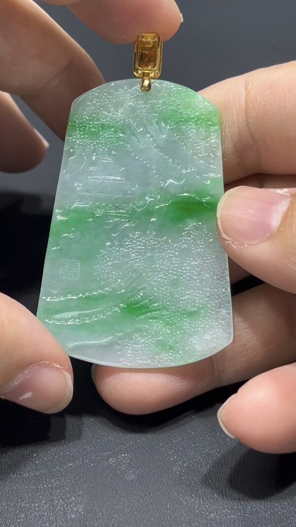 翡翠山水牌 編號#705｜白底青 × 老坑種 × 山水雕刻｜18K金扣 高雅收藏推薦 - Image 3