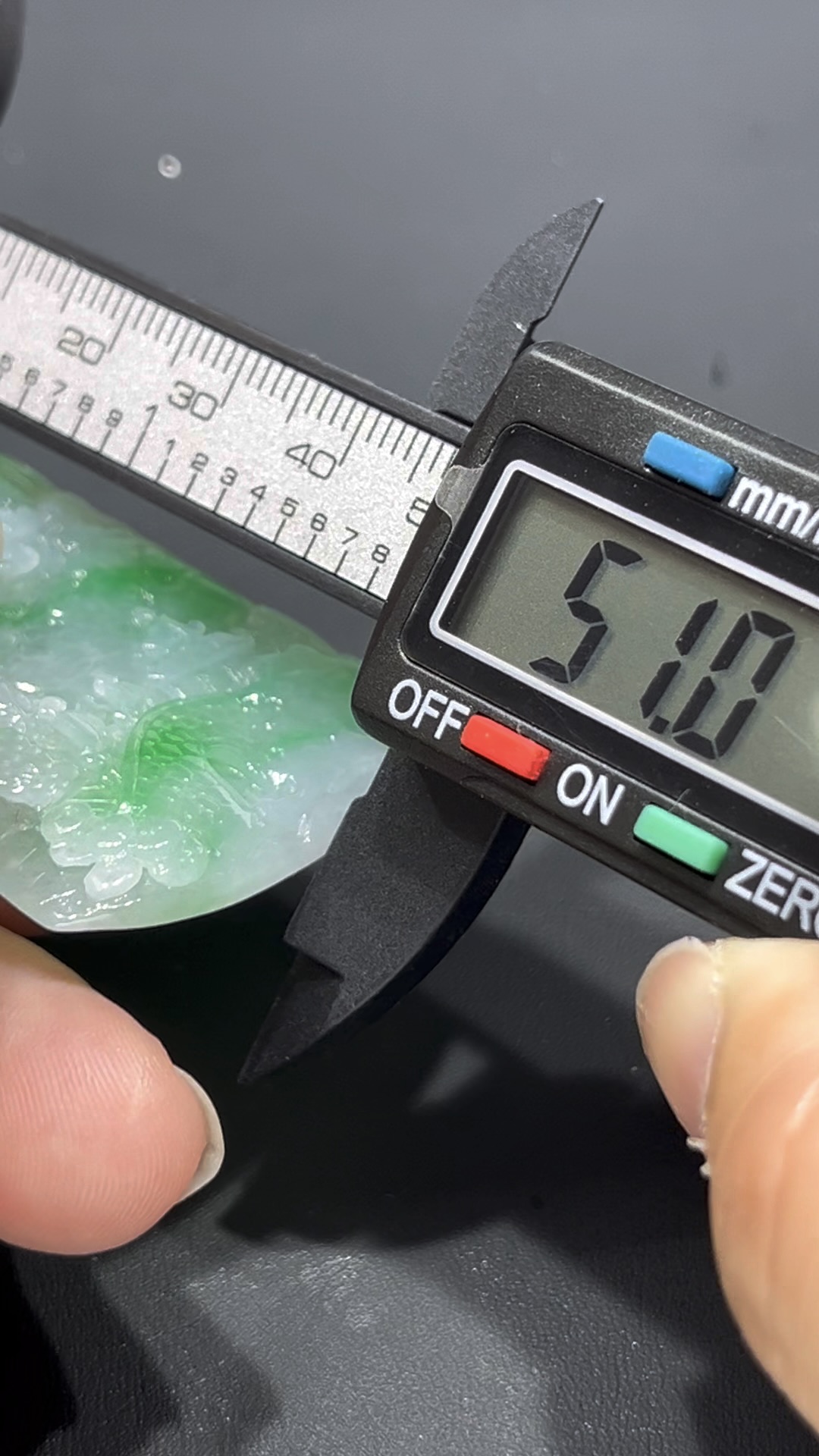 翡翠山水牌編號#705｜白底青× 老坑種× 山水雕刻｜18K金扣