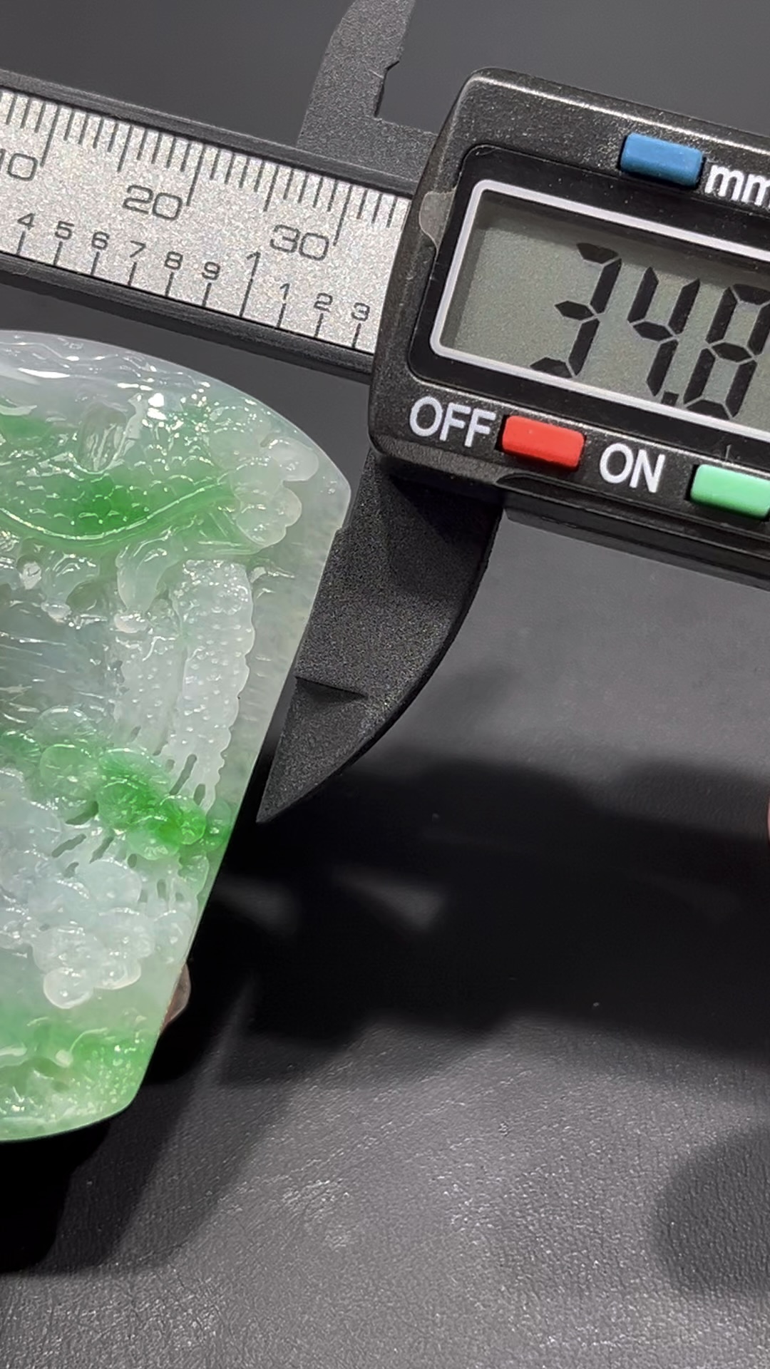 翡翠山水牌編號#705｜白底青× 老坑種× 山水雕刻｜18K金扣