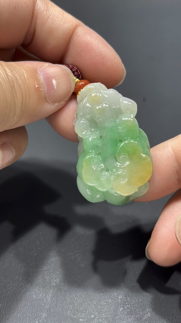 翡翠貔貅｜淺黃淺綠對比色 × 飽滿厚實造型｜天然招財翡翠吊墜推薦 #709