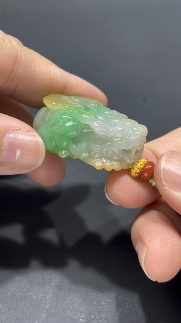 翡翠貔貅｜淺黃淺綠對比色 × 飽滿厚實造型｜天然招財翡翠吊墜推薦 #709 - Image 4