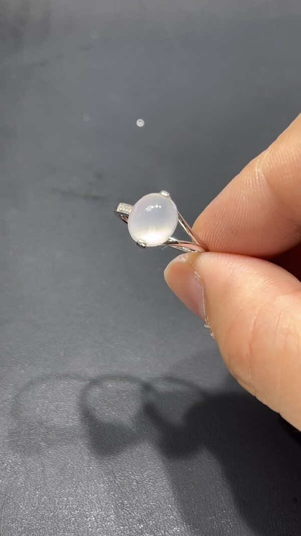 翡翠蛋面戒指｜18K鑲嵌天然鑽石 × 飽滿雪白蛋面 × 不規則戒指臂設計｜高端翡翠女戒推薦 #711 - Image 3