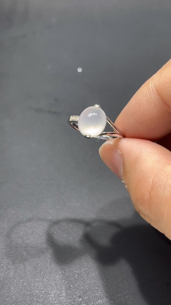 翡翠蛋面戒指｜18K鑲嵌天然鑽石 × 飽滿雪白蛋面 × 不規則戒指臂設計｜高端翡翠女戒推薦 #711 - Image 4