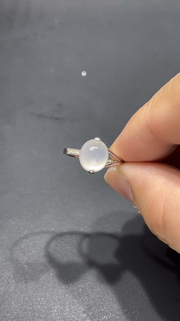 翡翠蛋面戒指｜18K鑲嵌天然鑽石 × 飽滿雪白蛋面 × 不規則戒指臂設計｜高端翡翠女戒推薦 #711