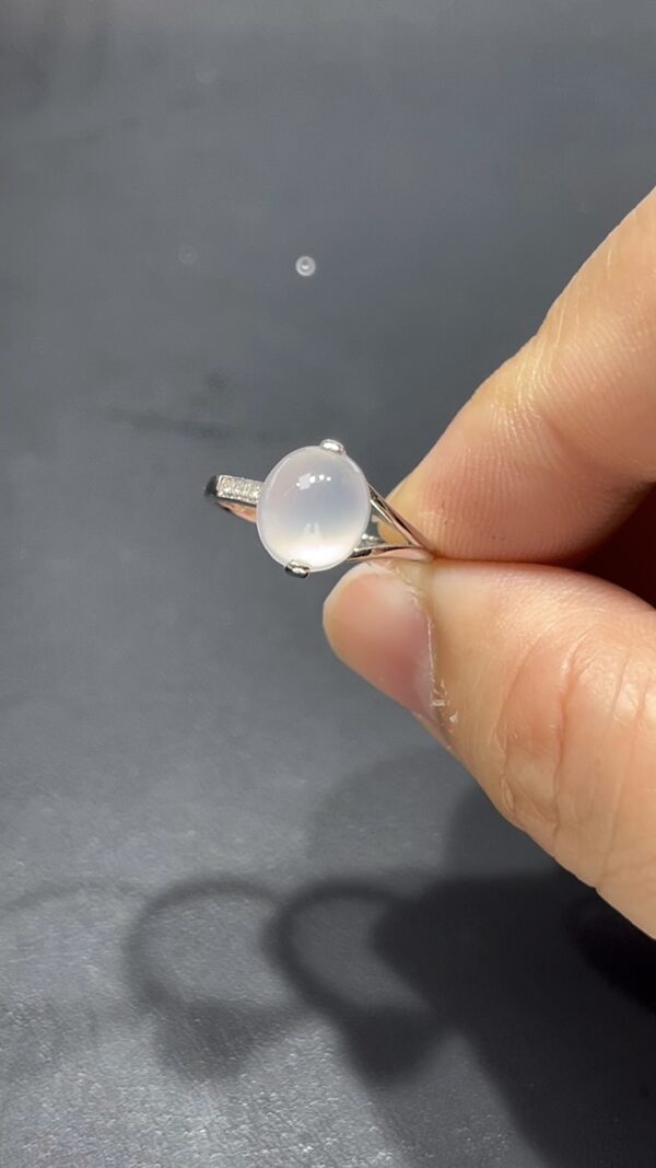 翡翠蛋面戒指｜18K鑲嵌天然鑽石 × 飽滿雪白蛋面 × 不規則戒指臂設計｜高端翡翠女戒推薦 #711 - Image 6