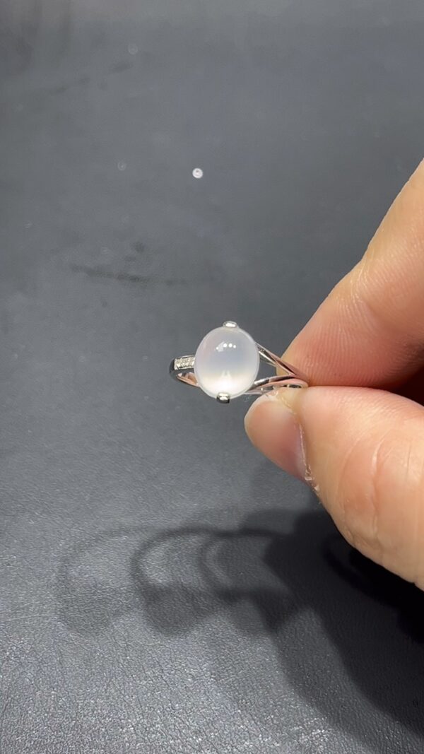 翡翠蛋面戒指｜18K鑲嵌天然鑽石 × 飽滿雪白蛋面 × 不規則戒指臂設計｜高端翡翠女戒推薦 #711 - Image 9