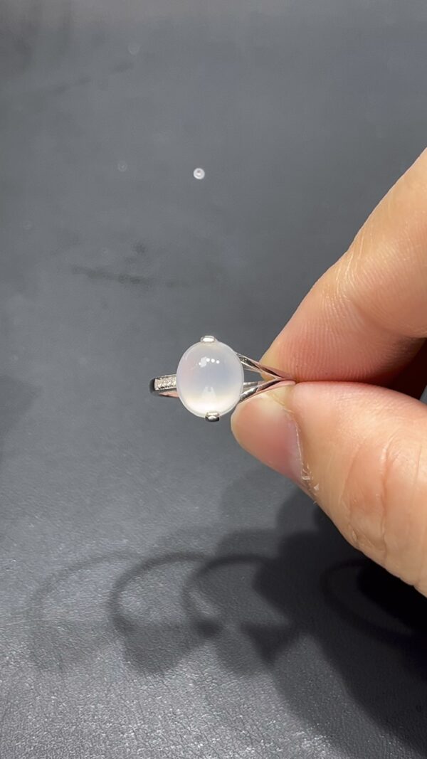 翡翠蛋面戒指｜18K鑲嵌天然鑽石 × 飽滿雪白蛋面 × 不規則戒指臂設計｜高端翡翠女戒推薦 #711 - Image 10