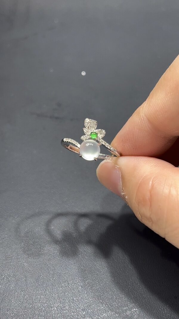 翡翠蛋面戒指｜雪白飽滿蛋面 × 花形鑽石花瓣 × 18K金鑲嵌｜高端設計翡翠女戒推薦 #712 - Image 2