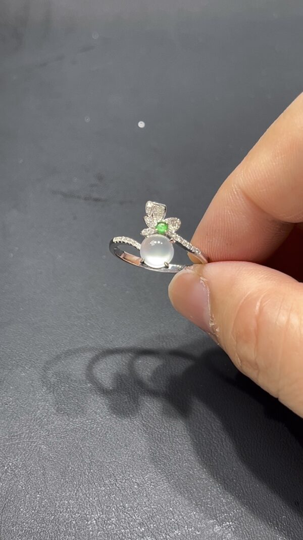翡翠蛋面戒指｜雪白飽滿蛋面 × 花形鑽石花瓣 × 18K金鑲嵌｜高端設計翡翠女戒推薦 #712 - Image 3