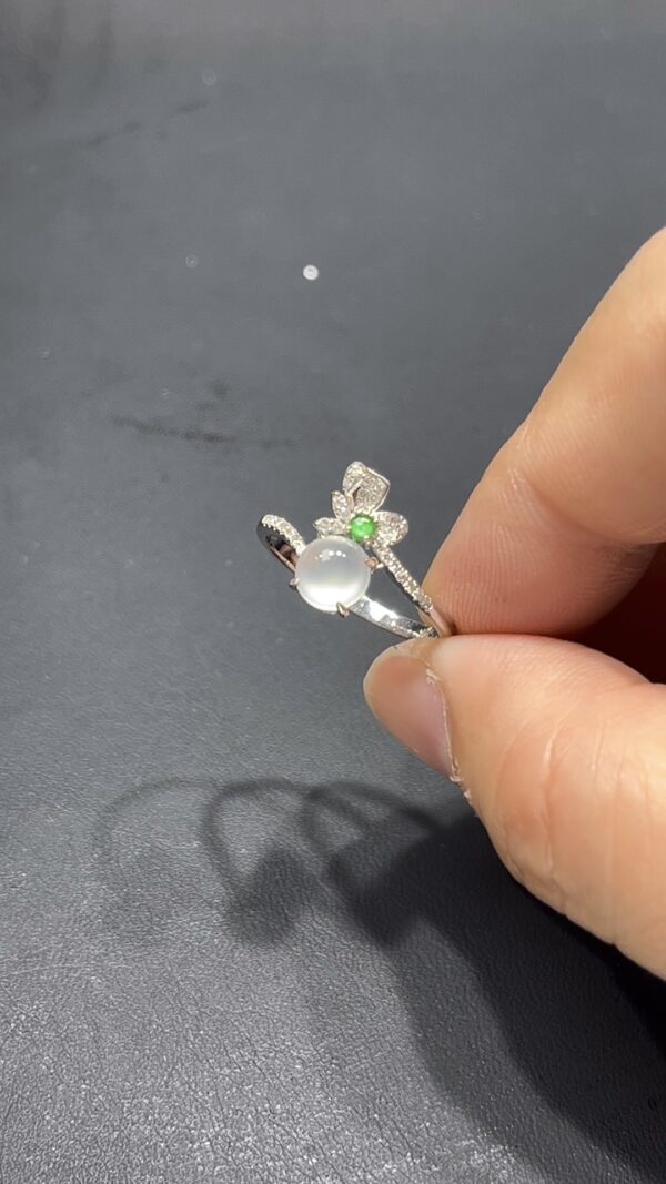 翡翠蛋面戒指｜雪白飽滿蛋面 × 花形鑽石花瓣 × 18K金鑲嵌｜高端設計翡翠女戒推薦 #712 - Image 4