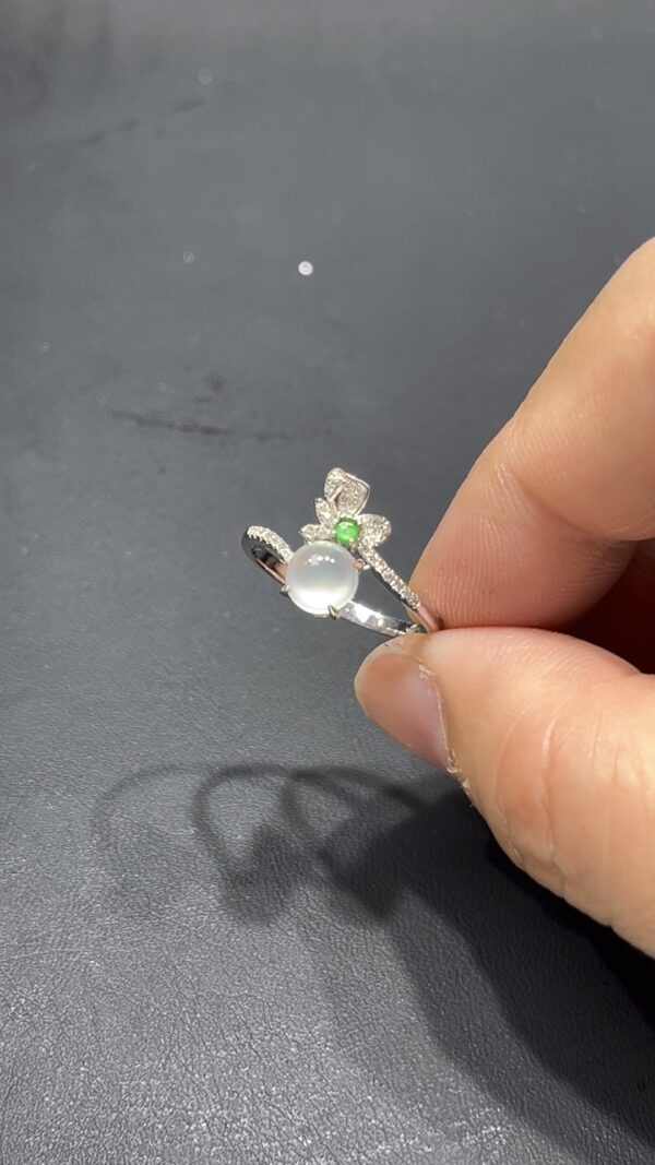 翡翠蛋面戒指｜雪白飽滿蛋面 × 花形鑽石花瓣 × 18K金鑲嵌｜高端設計翡翠女戒推薦 #712 - Image 5