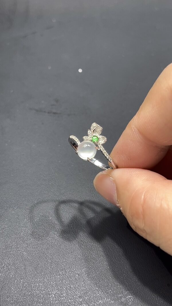 翡翠蛋面戒指｜雪白飽滿蛋面 × 花形鑽石花瓣 × 18K金鑲嵌｜高端設計翡翠女戒推薦 #712 - Image 6