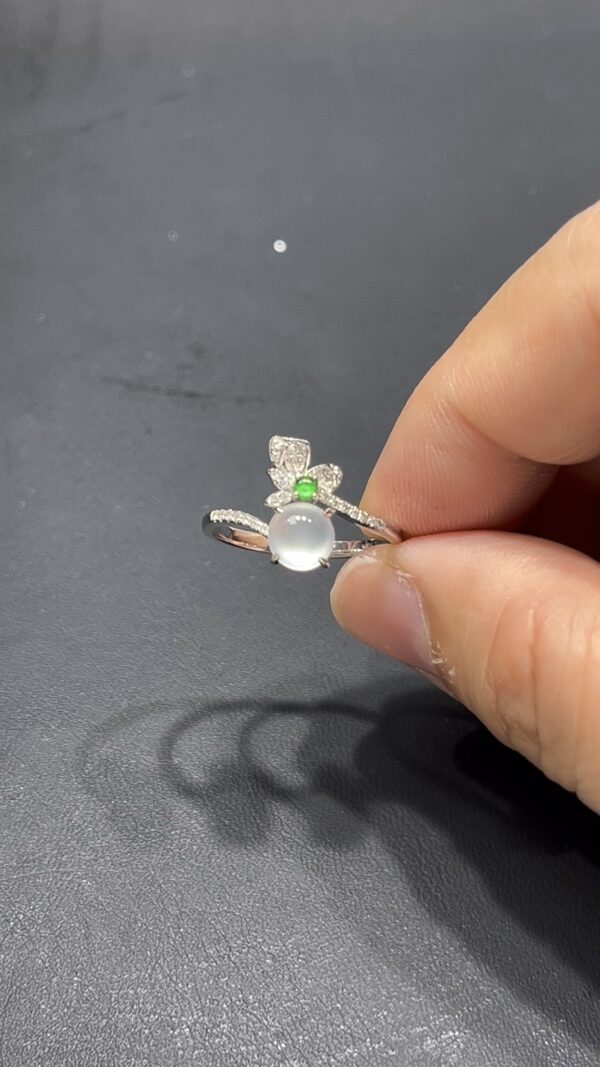 翡翠蛋面戒指｜雪白飽滿蛋面 × 花形鑽石花瓣 × 18K金鑲嵌｜高端設計翡翠女戒推薦 #712