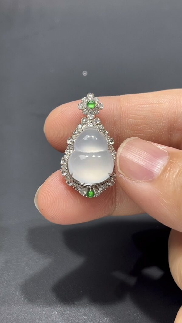 翡翠葫蘆吊墜｜高冰細膩玉料 × 熒光十足 × 18K金鑲嵌鑽石｜福祿吉祥翡翠推薦 #718 - Image 8