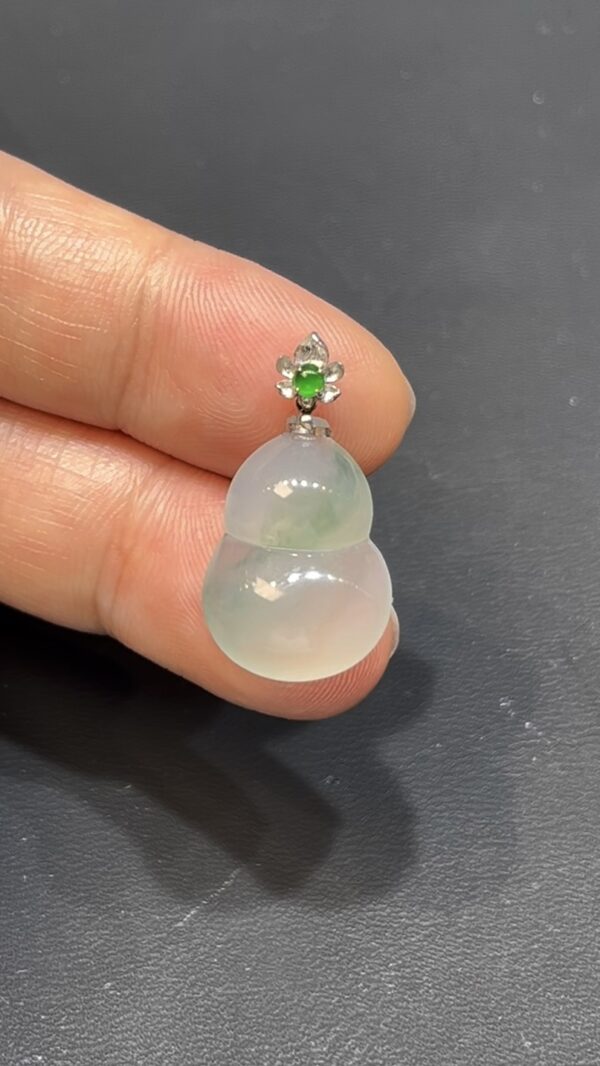 翡翠葫蘆吊墜｜淺綠底色 × 水頭特別好 × 18K金扣 × 女士小巧精品｜性價比翡翠推薦 #738 - Image 5