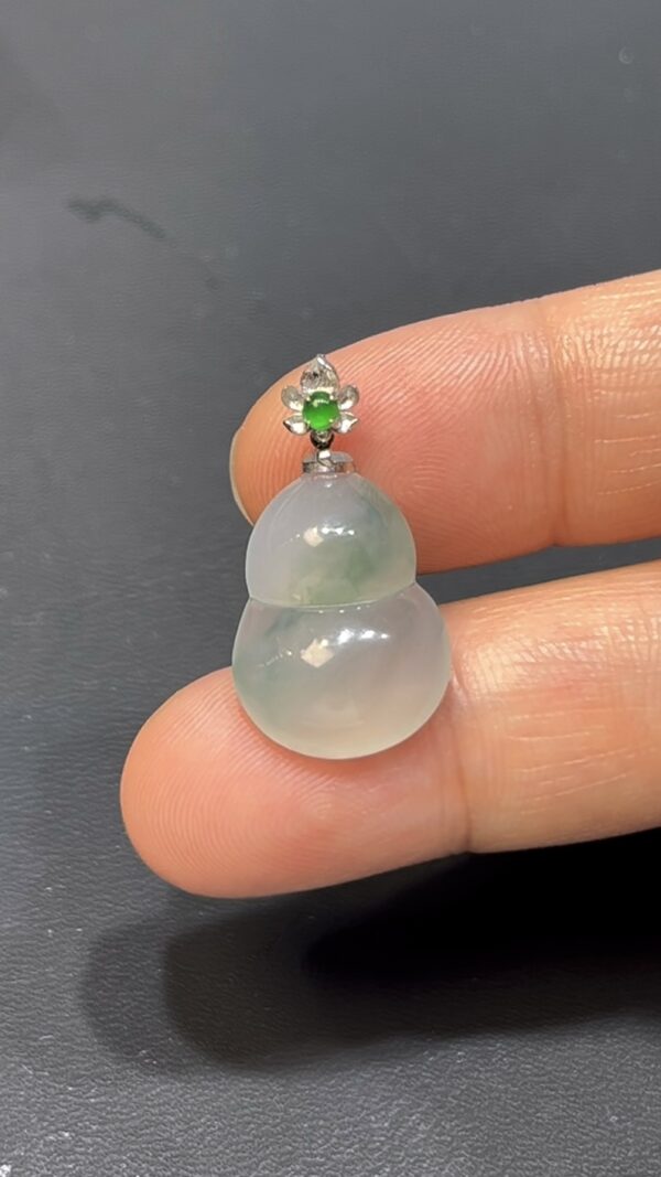 翡翠葫蘆吊墜｜淺綠底色 × 水頭特別好 × 18K金扣 × 女士小巧精品｜性價比翡翠推薦 #738 - Image 9