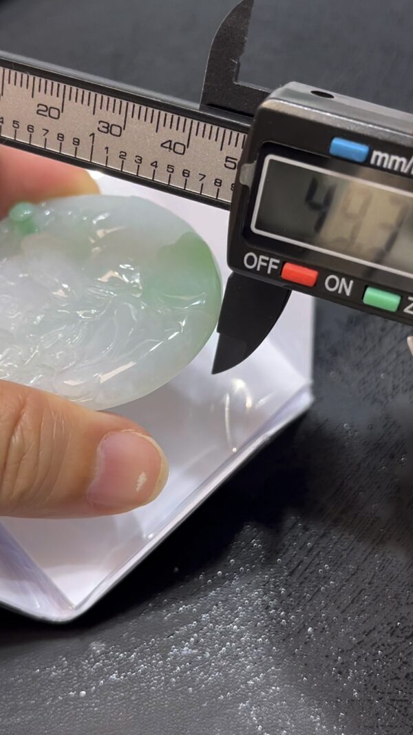 翡翠觀音吊墜｜白底青玉料 × 坐姿蓮花 × 山水背景設計 × 男士性價比之選｜靜定智慧翡翠推薦 #728 - Image 6