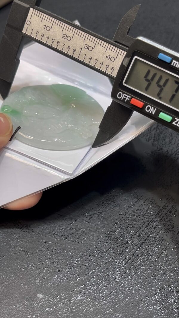 翡翠觀音吊墜｜白底青玉料 × 坐姿蓮花 × 山水背景設計 × 男士性價比之選｜靜定智慧翡翠推薦 #728 - Image 7
