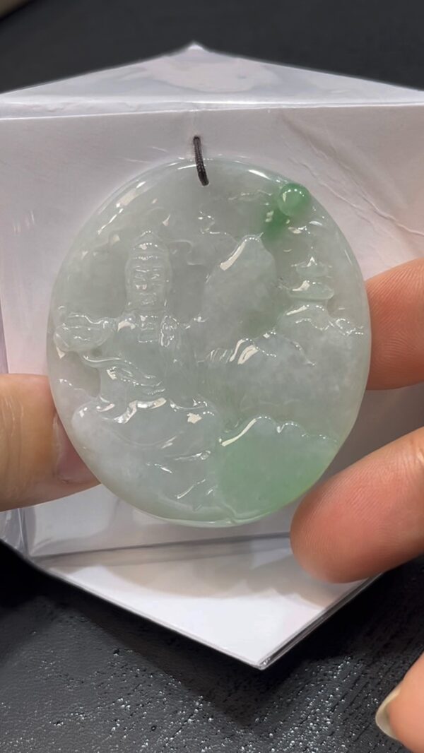 翡翠觀音吊墜｜白底青玉料 × 坐姿蓮花 × 山水背景設計 × 男士性價比之選｜靜定智慧翡翠推薦 #728 - Image 3