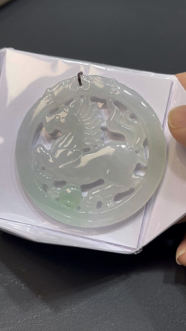 翡翠馬牌吊墜｜圓形鏤空雕刻 × 好水頭玉料 × 雙面佩戴設計 × 男士性價比之選｜吉祥翡翠推薦 #731 - Image 3
