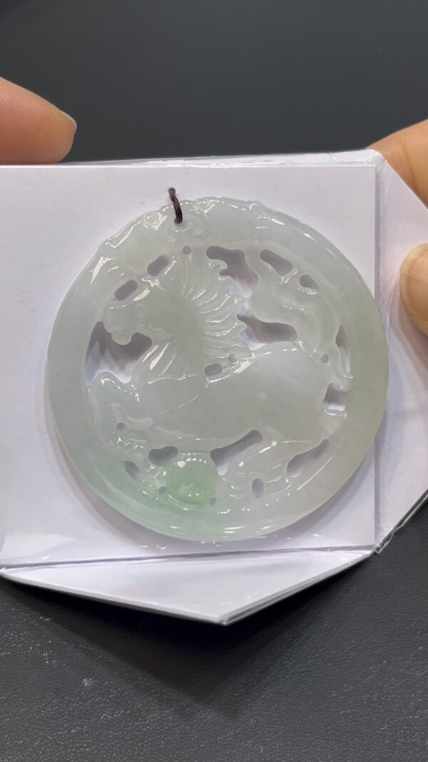翡翠馬牌吊墜｜圓形鏤空雕刻 × 好水頭玉料 × 雙面佩戴設計 × 男士性價比之選｜吉祥翡翠推薦 #731 - Image 4