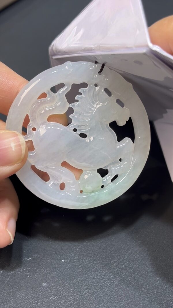 翡翠馬牌吊墜｜圓形鏤空雕刻 × 好水頭玉料 × 雙面佩戴設計 × 男士性價比之選｜吉祥翡翠推薦 #731 - Image 5