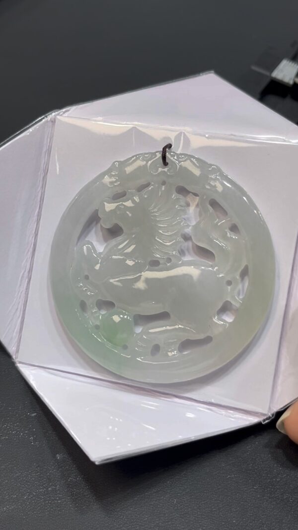 翡翠馬牌吊墜｜圓形鏤空雕刻 × 好水頭玉料 × 雙面佩戴設計 × 男士性價比之選｜吉祥翡翠推薦 #731 - Image 9
