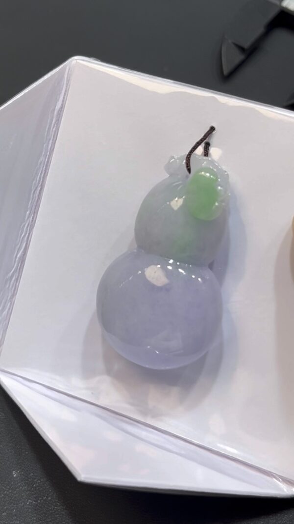 翡翠葫蘆吊墜｜紫中帶綠春彩色 × 立體厚雕 × 福氣寓意 × 性價比之選｜吉祥翡翠推薦 #733 - Image 4