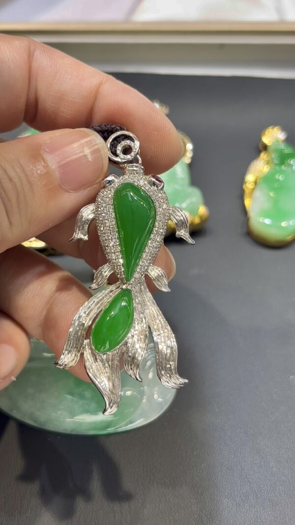 翡翠金魚吊墜｜隨影主石 × 18K白金重金鑲嵌 × 鑽石金魚造型 × 富貴靈動精品｜翡翠推薦 #775 - Image 3