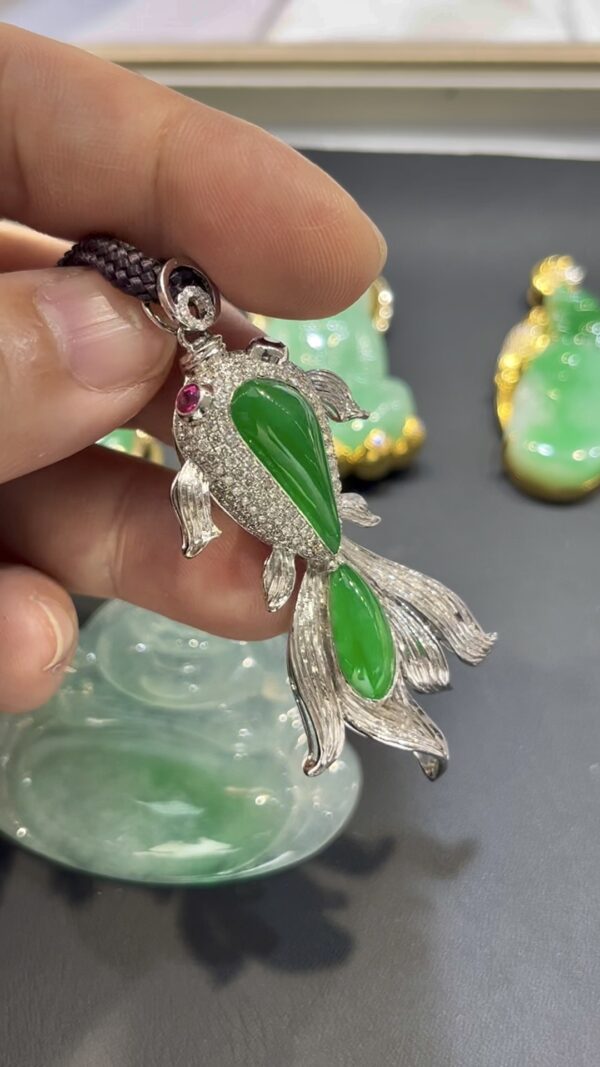 翡翠金魚吊墜｜隨影主石 × 18K白金重金鑲嵌 × 鑽石金魚造型 × 富貴靈動精品｜翡翠推薦 #775 - Image 5