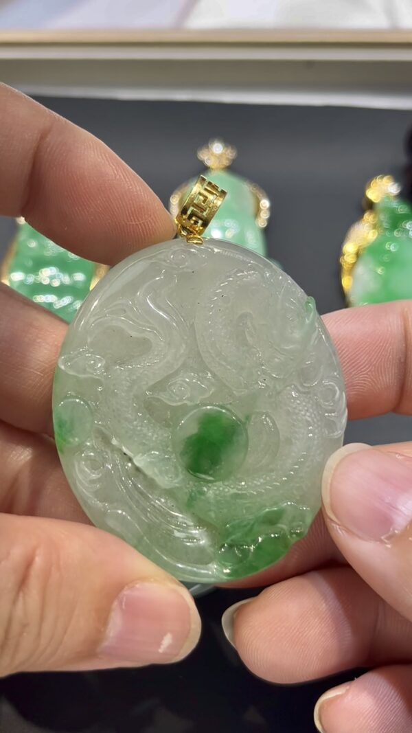 翡翠龍牌吊墜｜ 龍吐珠造型 × 陽綠點綴 × 18K黃金鑲嵌 × 詩韻典藏｜翡翠推薦 #776