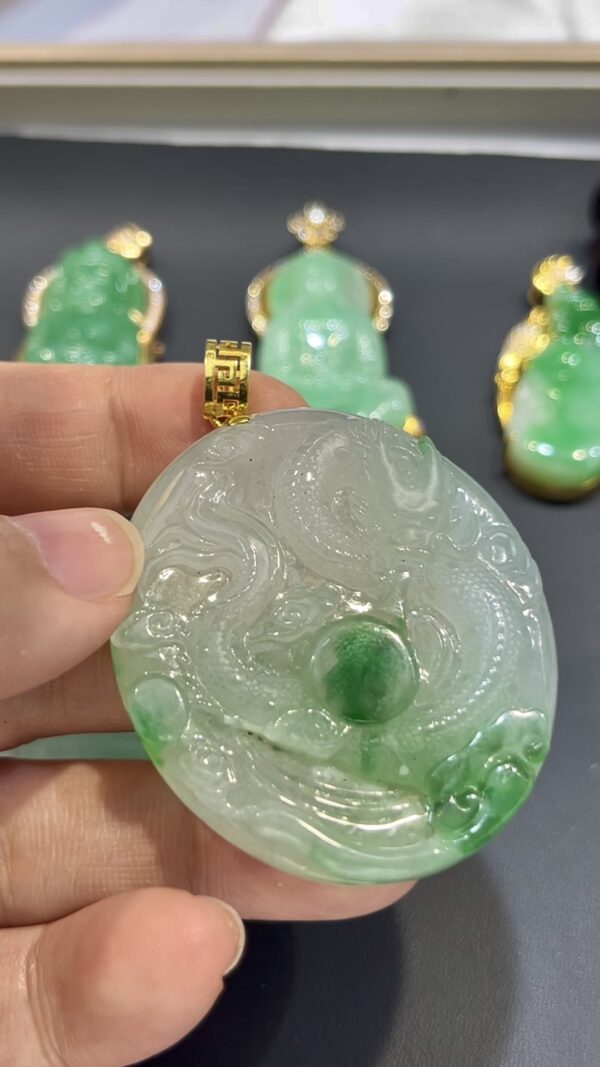 翡翠龍牌吊墜｜ 龍吐珠造型 × 陽綠點綴 × 18K黃金鑲嵌 × 詩韻典藏｜翡翠推薦 #776 - Image 4