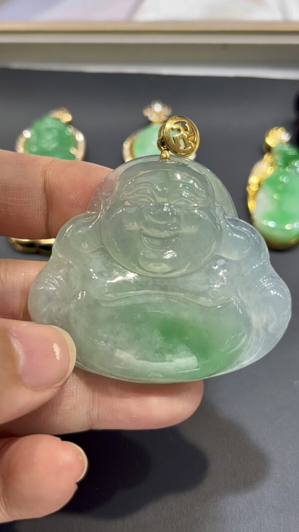 翡翠佛公吊墜｜一抹翠綠 × 大器佛像 × 18K黃金扣鑲嵌 × 守護典藏精品｜翡翠推薦 #777 - Image 3