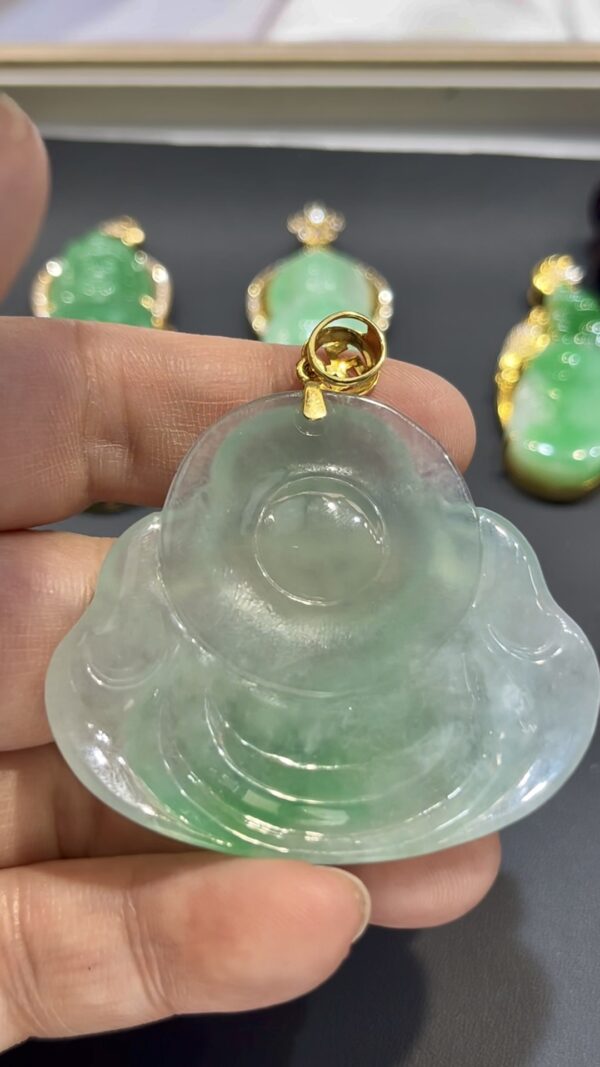翡翠佛公吊墜｜一抹翠綠 × 大器佛像 × 18K黃金扣鑲嵌 × 守護典藏精品｜翡翠推薦 #777 - Image 6