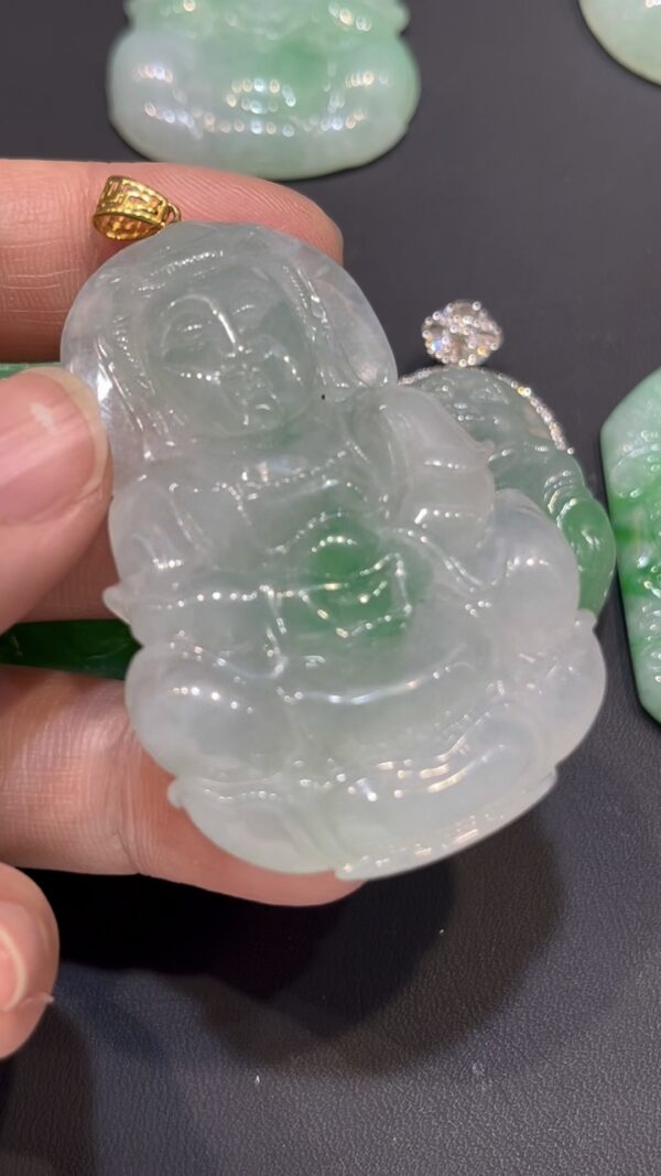 翡翠觀音吊墜｜冰透玉料 × 綠色如意寶珠 × 18K黃金扣鑲嵌 × 靈動守護精品｜翡翠推薦 #781 - Image 4