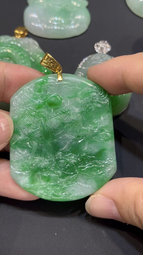 翡翠麒麟吊墜｜陽綠玉料 × 吉祥瑞獸 × 18K金鑲嵌 × 守護收藏精品｜翡翠推薦 #784 - Image 2
