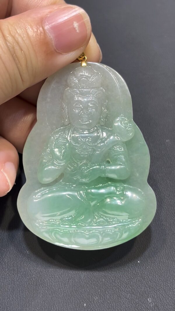 翡翠觀音吊墜｜厚裝設計 × 打坐持如意 × 立體雕刻 × 18K黃金鑲嵌｜翡翠推薦 #792 - Image 5