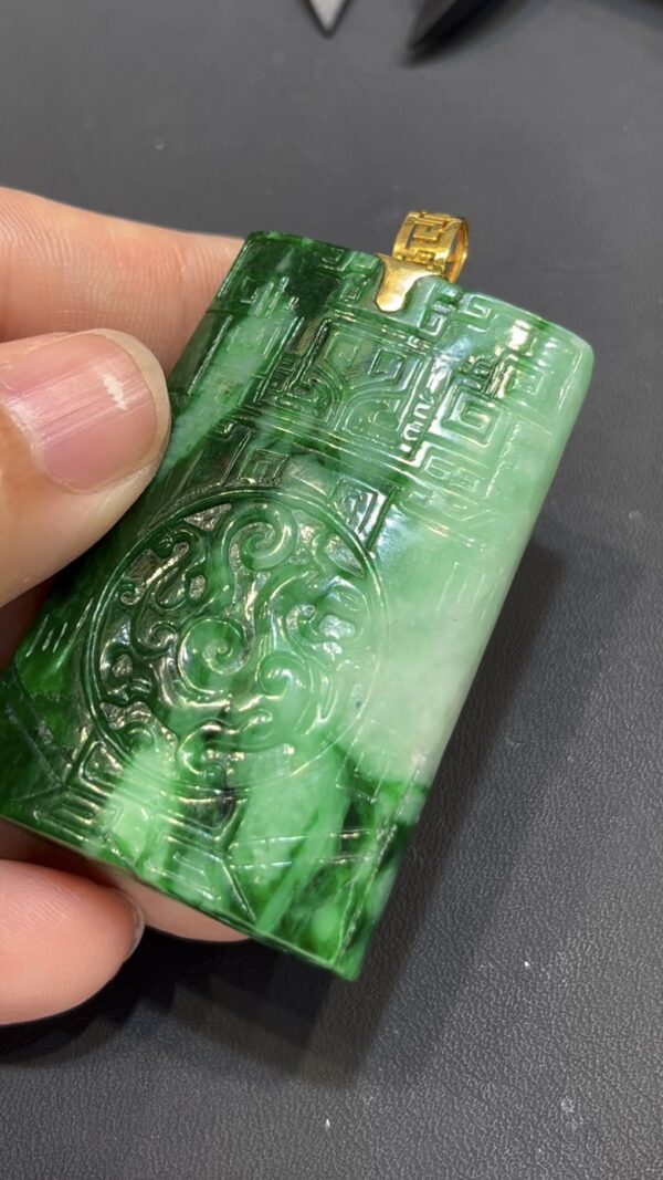 翡翠仿古吊墜｜花青種玉料 × 古色古香 × 18K黃金扣頭 × 收藏級文化精品｜翡翠推薦 #794 - Image 5