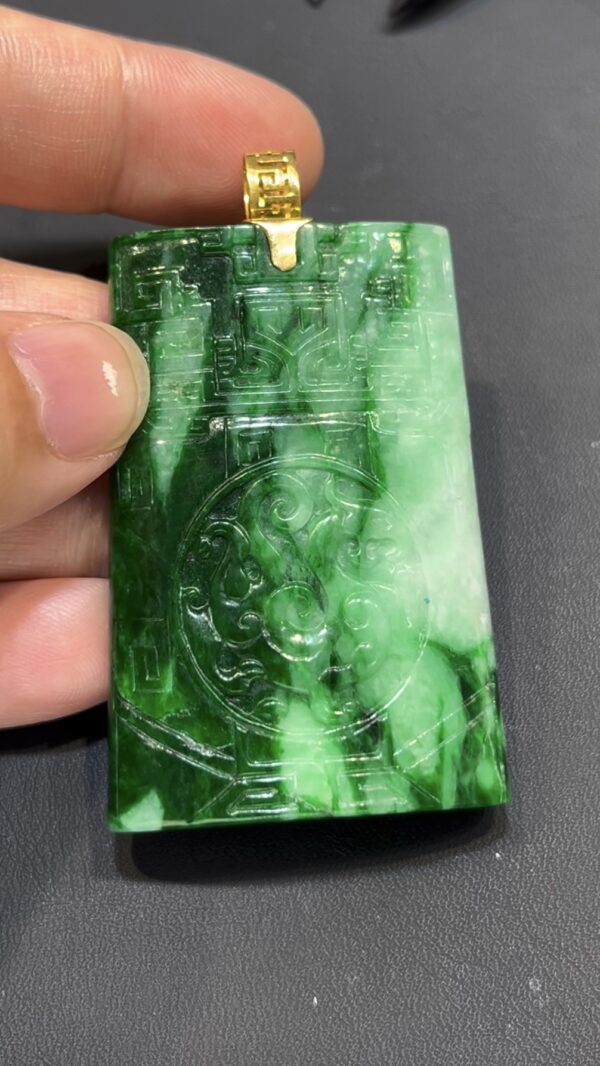 翡翠仿古吊墜｜花青種玉料 × 古色古香 × 18K黃金扣頭 × 收藏級文化精品｜翡翠推薦 #794 - Image 6