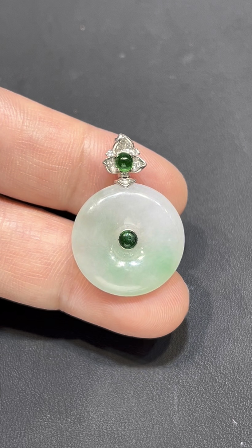 翡翠平安扣吊墜|淺綠玉料 × 綠色蛋面點綴 × 18K白金鑲嵌 × 小精品推薦 #794 1 翡翠平安扣吊墜|淺綠玉料 × 綠色蛋面點綴 × 18K白金鑲嵌 × 小精品推薦 #794